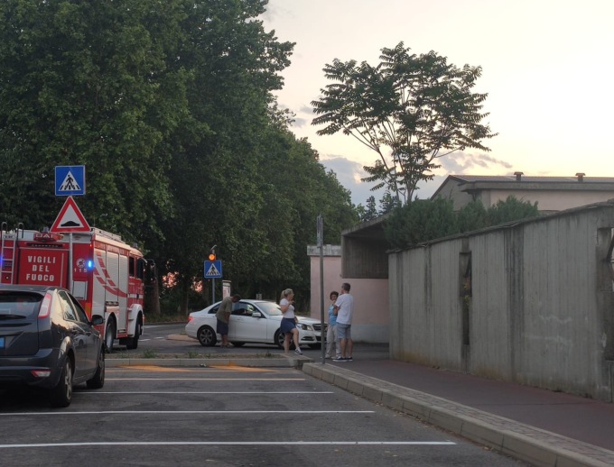 Incendio al cimitero, il sindaco scavalca e lo spegne