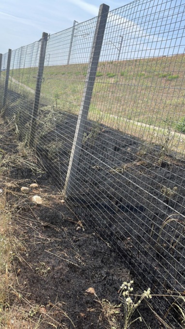 Duplice intervento lungo la ferrovia per domare l’ennesimo incendio