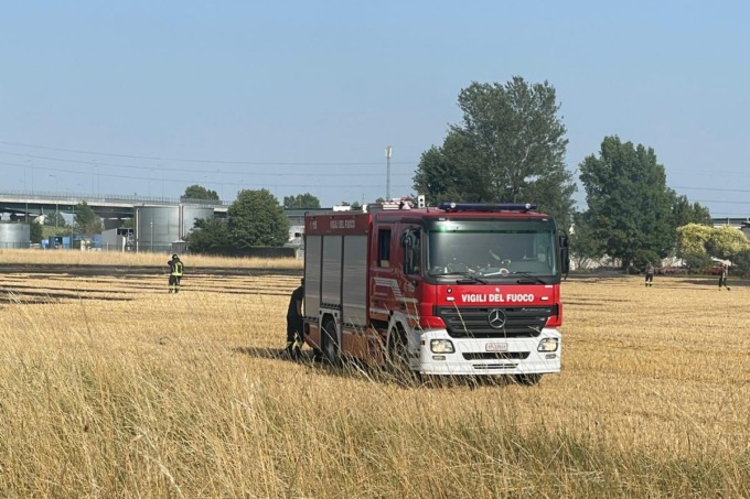 A fuoco un campo di 15mila metri quadri
