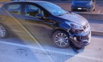 Spazzatrice Amsa rompe auto: multa dai vigili