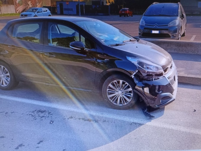 Spazzatrice Amsa rompe auto: multa dai vigili