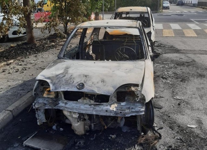 Due auto a fuoco nella notte