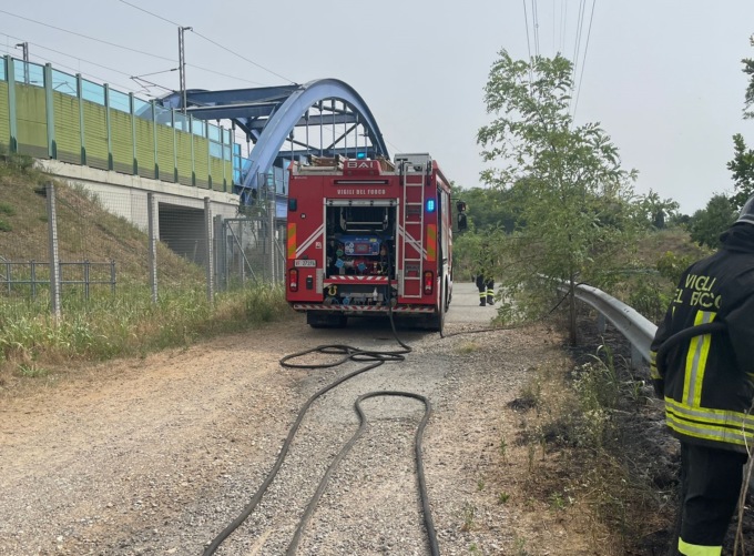 Fiamme lungo l’alzaia, arrivano i pompieri