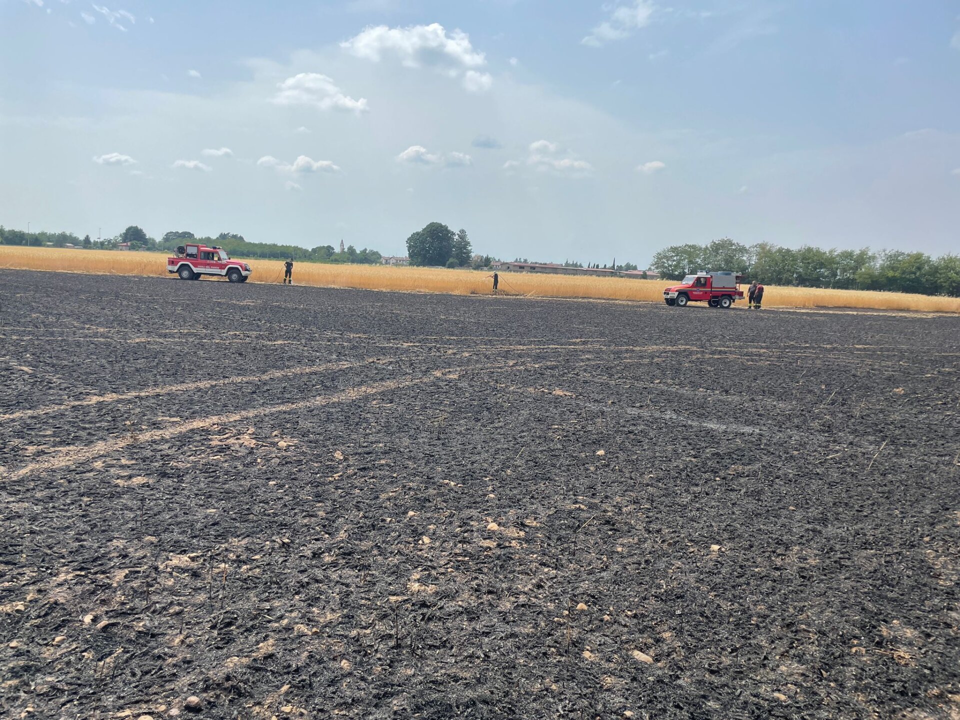 busto garolfo incendio campo vigili del fuoco volontari inveruno