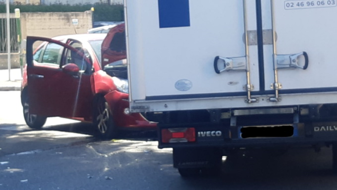 Auto contro furgone: ferite due persone