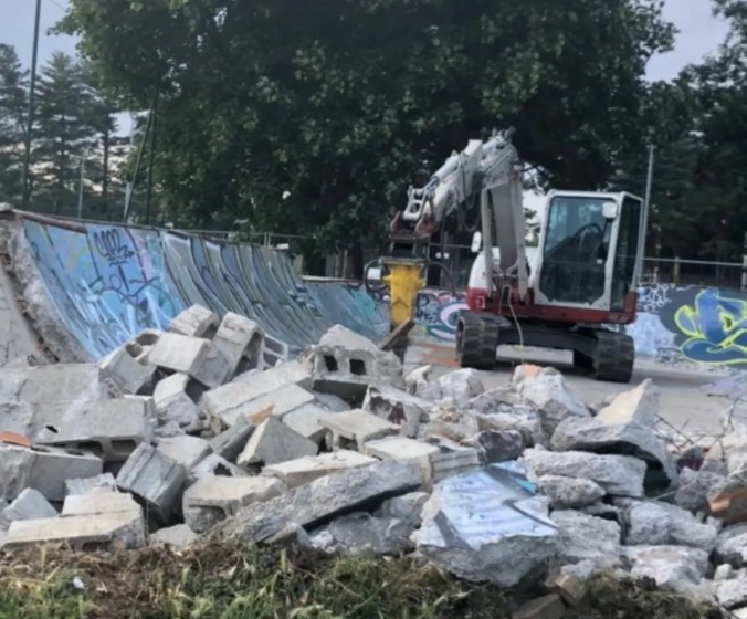 Skatepark abbattuto: ragazzi in piazza per chiederne un altro