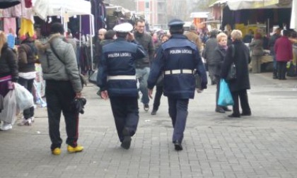 Controlli al mercato gli agenti della Polizia Locale fermano due borseggiatrici