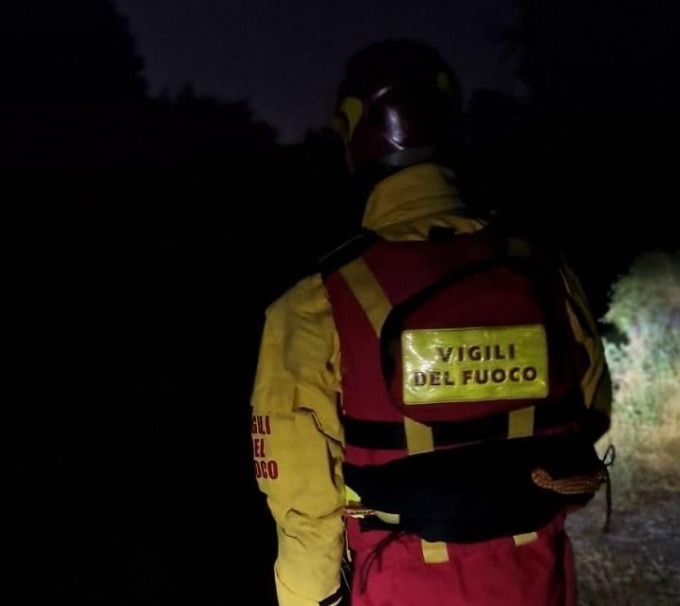 Cade nel Naviglio, salvato dai pompieri