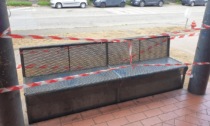 Imbrattano la panchina , il sindaco “Atti vandalici premeditati”