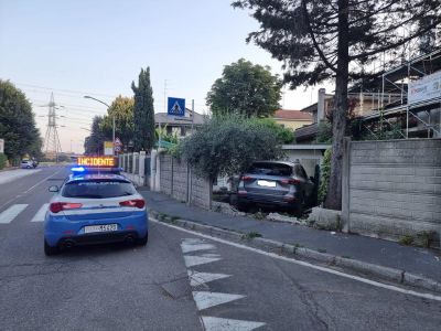 Finisce con l’auto dentro  il cortile di una abitazione