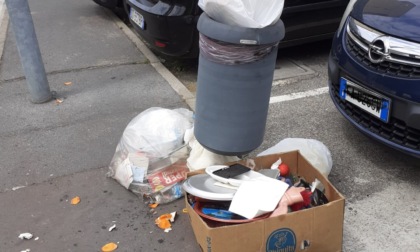 Abbandona i rifiuti in strada: individuato e multato