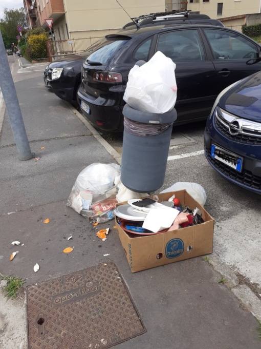 Abbandona i rifiuti in strada: individuato e multato