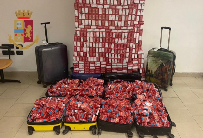 Contrabbando, sorpresi in albergo con 12 trolley pieni di sigarette: arrestati