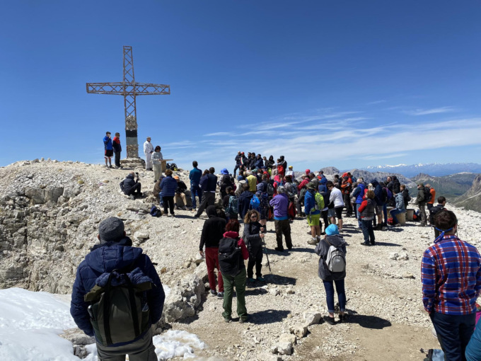 Anniversario d’eccezione per la Croce del Sass Pordoi