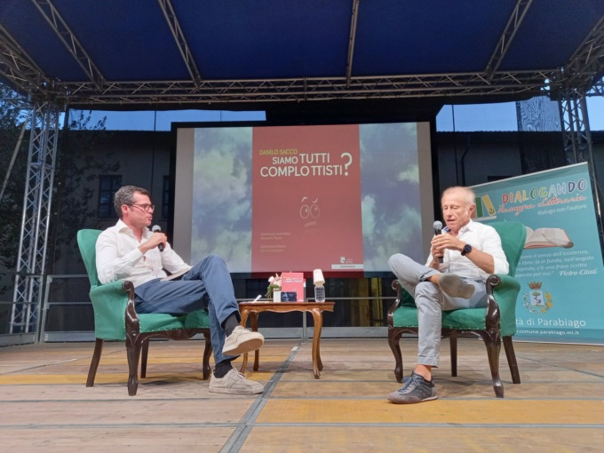 Debutto per la rassegna “Dialogando” con Sacco, Novella e il tema complotto
