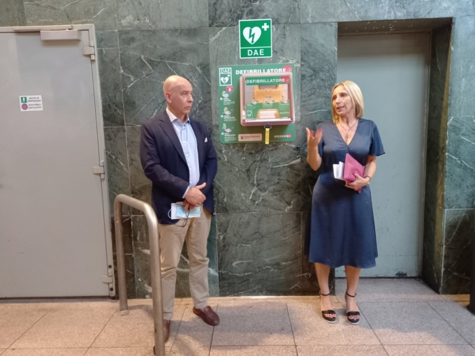 Inaugurato il primo defibrillatore delle stazioni ferroviarie lombarde