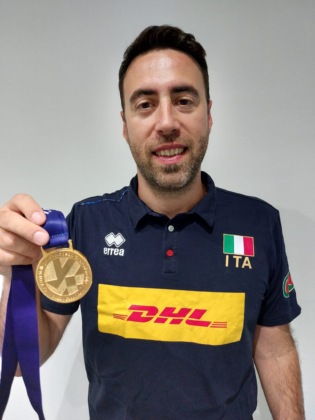 L'allenatore magentino Michele Fanni con la medaglia d'oro