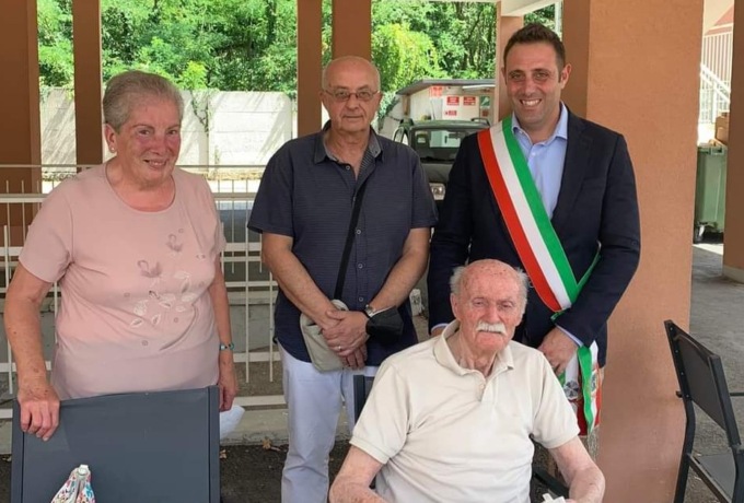 Nonno Ugo ha spento 102 candeline, festa grande per il castanese doc