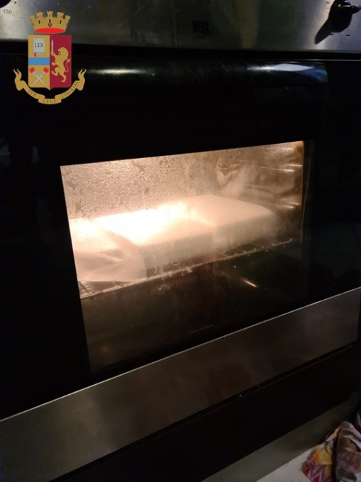Asciugava tre chili di cocaina nel forno di casa: arrestato 53enne
