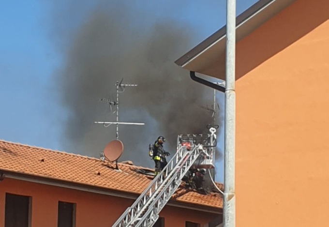 Paura a Rosate per un incendio che ha coinvolto diverse abitazioni