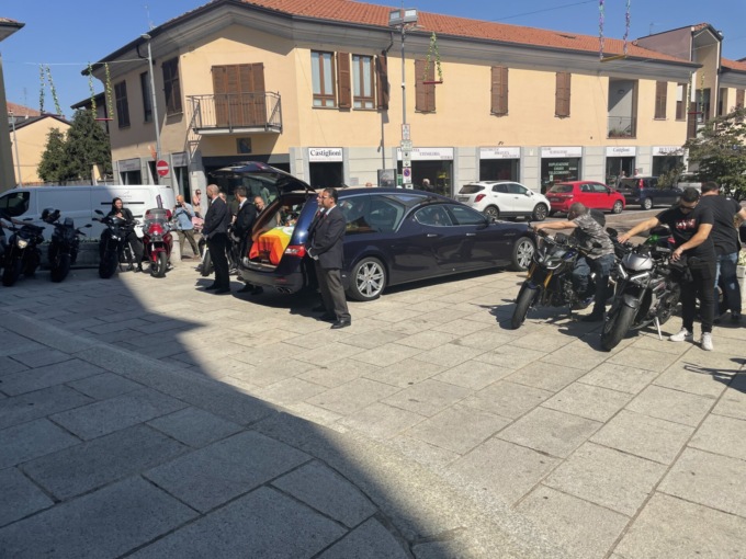 Rombi di motore per l’ultimo saluto al centauro Alessandro Crispiatico