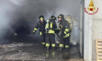 Ditta in fiamme, i sindaci: "Chiudete le finestre"