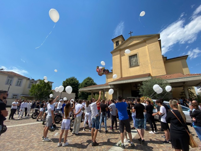 L’ultimo saluto con palloncini e moto al giovane Alessio