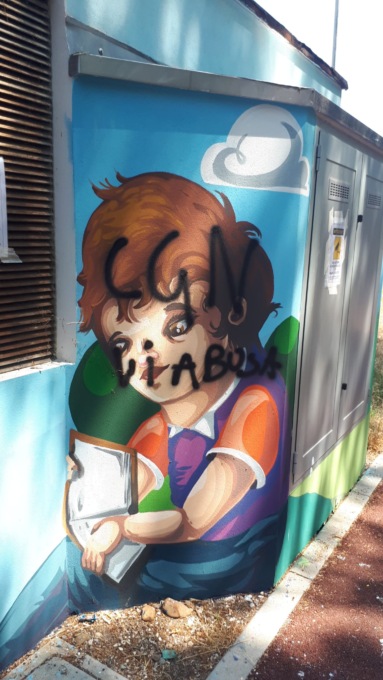 Imbrattato di nuovo il murale dei ragazzi della scuola media
