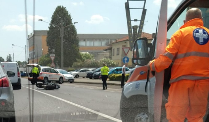 Scontro tra auto e moto: il centauro finisce in ospedale