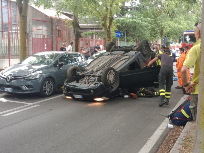 Si ribalta con l’auto: 67enne estratto dai Vigili del fuoco