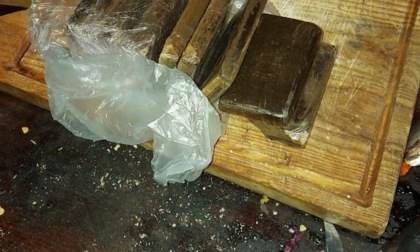Spacciatore ricercato arrestato: in casa un kilo di "fumo"