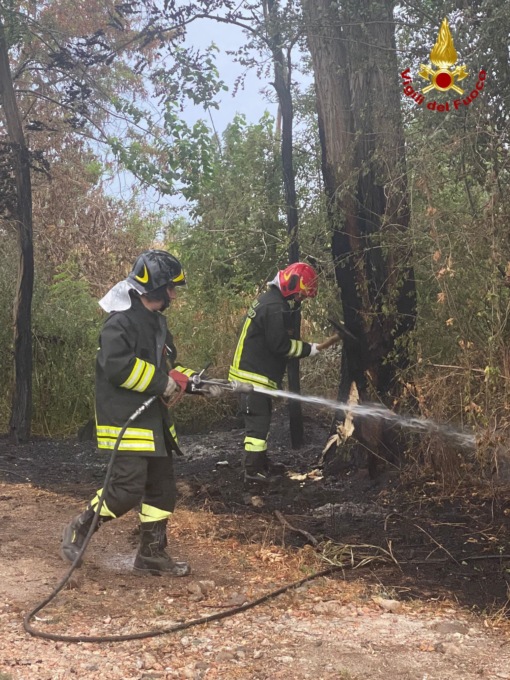 Incendi lungo i binari, treni bloccati per due ore