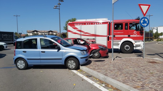 Schianto tra due auto, due persone coinvolte