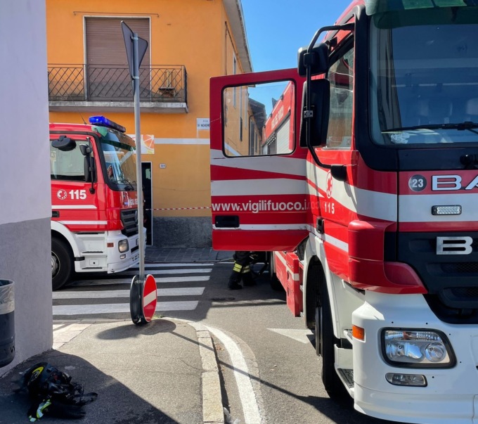 Auto in fiamme nel box, un intossicato