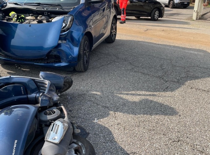 Incidente tra scooter e auto, paura per un bimbo di 2 anni