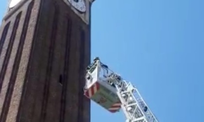 Orologio del campanile pericolante dopo il maltempo, arrivano i pompieri