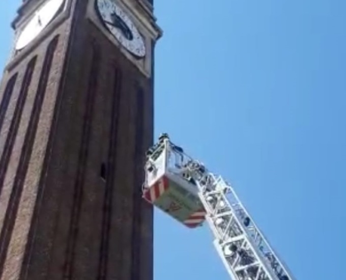 Orologio del campanile pericolante dopo il maltempo, arrivano i pompieri