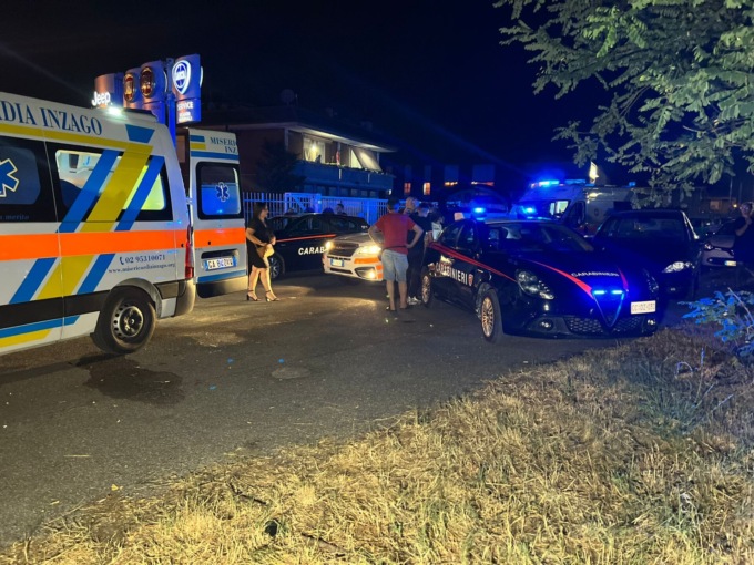 Escono da un locale e vengono travolti da un’auto. Muore un ragazzo di 16 anni