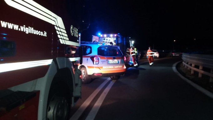 Schianto tra due auto, 4 feriti