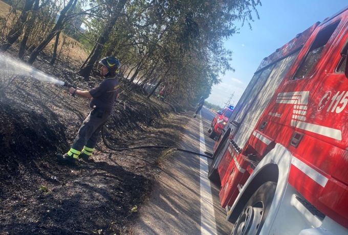 Ancora fiamme a bordo strada, arrivano i pompieri