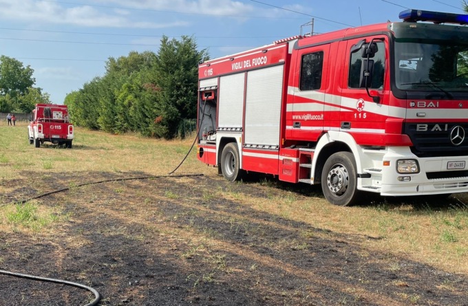 Trattore in fiamme, contadino si salva appena in tempo