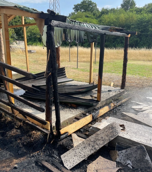 Incendio, bruciano campo e capanno