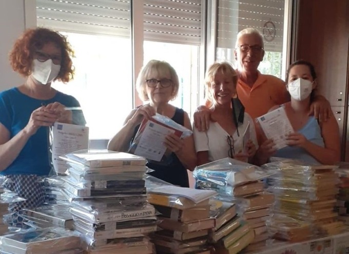 Libri “liberati” nei parchi per invogliare alla lettura
