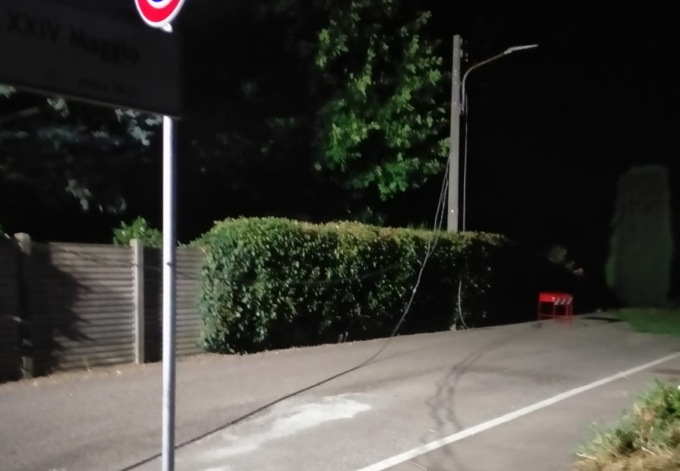 Ramo si spezza e fa cadere cavo della luce e della fibra ottica