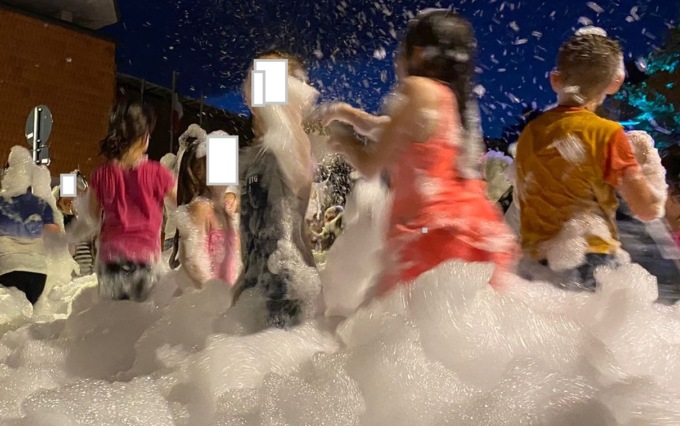 Schiuma-party in piazza durante la siccità: è polemica