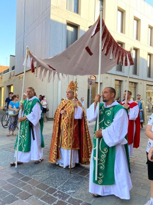 “Non prendiamo in giro la LIturgia”, il parroco contesta il corteo medioevale