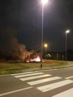 Fiamme sotto al traliccio, ci pensano i pompieri