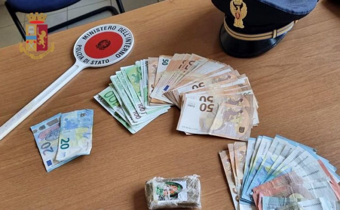 A passeggio con quasi cento grammi di droga in tasca