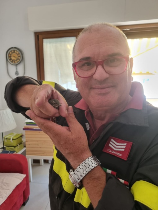 Elmetto e divisa al chiodo per lo storico Vigile del Fuoco