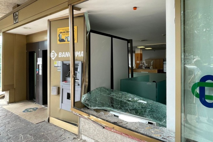 Assalto alla banca nella notte: ladri scappano a mani vuote
